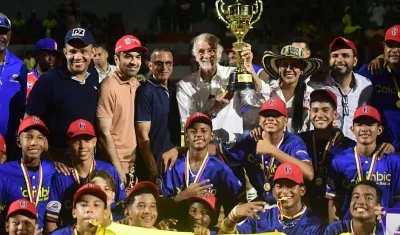 Integrantes de la Selección Colombia de béisbol con el gobernador Eduardo Verano. 