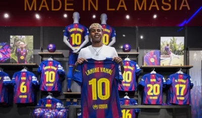 Lamine Yamal con la camiseta que lucirá a partir de la próxima temporada. 