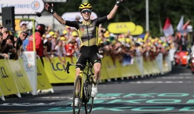 El británico Simon Yates cruza la meta como ganador de la décima etapa. 