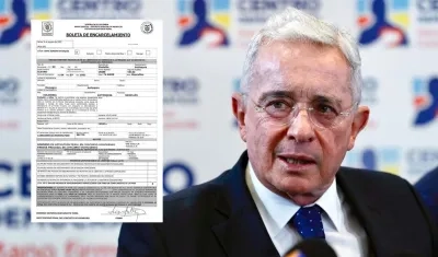 Álvaro Uribe Vélez con su boleta de encarlamiento