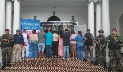 Entre los capturados figuran tres funcionarios que, según las autoridades, facilitaban la expedición de documentos falsos.