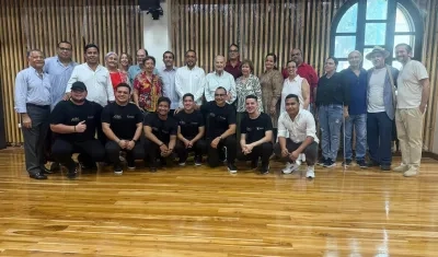 El rector Danilo Hernández junto a la familia Biava y Neuman, además de la comunidad educativa de Bellas Artes.