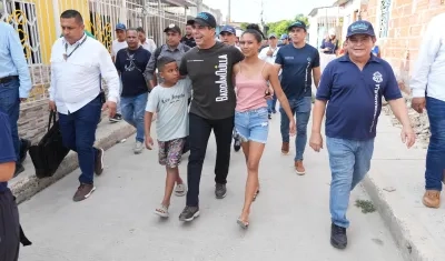 Alcalde Alejandro Char con la comunidad del barrio Las Flores por el programa Mejoramiento de Vivienda.
