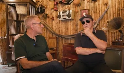 El periodista Jorge Cura, junto al presentador Jaime Pérez Parodi. 