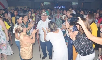 El maestro Adolfo Pacheco Anillo compartiendo con la familia de la Universidad Simón Bolívar.