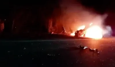 El vehículo que se incendió tras el accidente. 