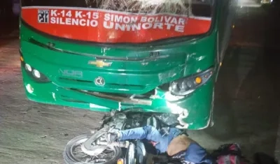 Así quedó el bus tras la colisión con el motociclista en el barrio Los Pinos de Barranquilla. 