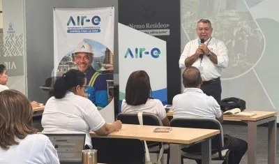 Mesa de trabajo de Air-e con administradores de propiedad horizontal. 