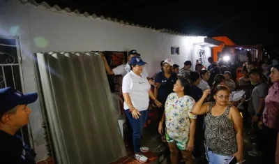 La alcaldesa Alcira Sandoval lidera la entrega de láminas a los afectados en la noche de este sábado. 