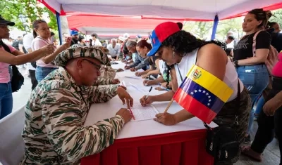 Personas participan en jornada de alistamiento de la Milicia Bolivariana de Venezuela.