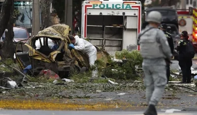 La Policía inspecciona el lugar donde ocurrió el atentado. 