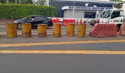 El atentado ocurrió frente a esta base aérea en Cali. 