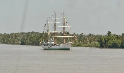 Buque ARC "Gloria" en el canal de acceso.