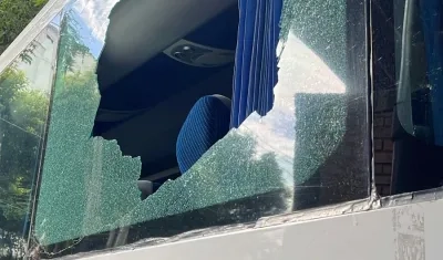 Vidrio roto de bus de Atlético Nacional.