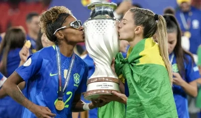 Luany (i) y Giovana Queiroz de Brasil sostienen el trofeo de la Copa América Femenina este sábado. 