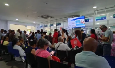 Reclamar medicamentos en sedes de Cafam se ha convertido en una odisea. En la foto, sede de Cafam de la carrera 53, entre calles 70 y 72. 