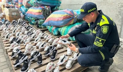Los zapatos aprehendidos por la Policía Fiscal y Aduanera. 
