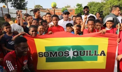 El alcalde Char con jóvenes de La Esmeralda. 