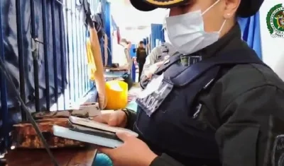 Celulares encontrados al interior de la cárcel. 