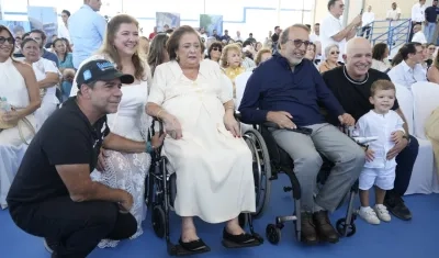 El Alcalde Char, la señora Evelyn con una hija y los hijos y directivos de Tecnoglass José Manuel y Christian Daes