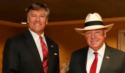 Christopher Landau y John T. McNamara.