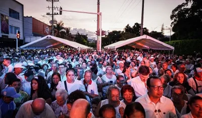 Cientos de caleños en las calles.