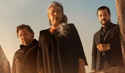 Kiti Mánver, Álvaro Morte y Hovik Keuchkerian se reúnen en la serie. 