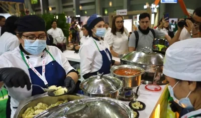 Cocina de la mano con la primera