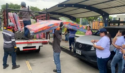 La alcaldesa Alcira Sandoval supervisando la salida de ayudas para los damnificados. 