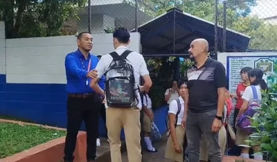 Supervisión en entrada de un colegio en El Salvador.