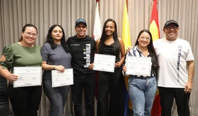 Alcalde Alejandro Char junto a los nuevos integrantes del Consejo de Juventud 2025-2026 en el acto de posesión.