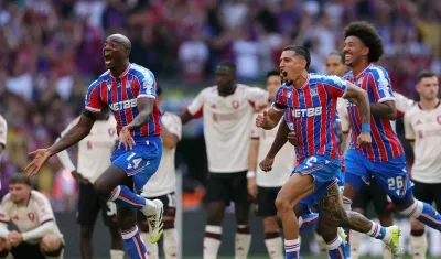 Daniel Muñoz celebrando el título.