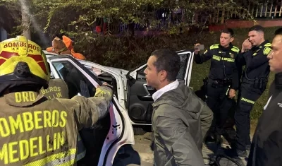 Daniel Palacios viendo cómo quedó el vehículo.