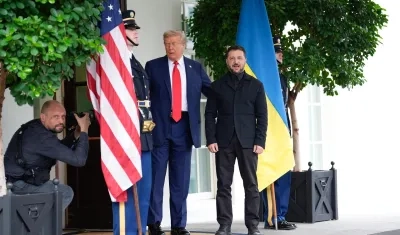 Donald Trump saluda a su homólogo de Ucrania, Volodímir Zelenski 