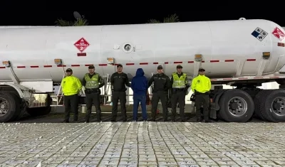 La droga incautada y el capturado por parte de la Policía.
