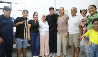Alcalde Char junto a las familias beneficiarias.