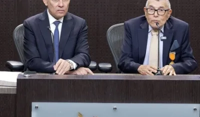 El senador Efraín Cepeda con Martín Mestre, papá de Nancy, víctima de feminicidio. 