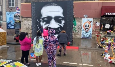 Residentes del barrio Powderhorn Park rinden homenaje al afroamericano George Floyd en la esquina en la que dejó de respirar por la asfixia causada por un exagente de Policía.