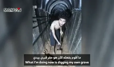 Momento en el que el rehén cava su tumba.