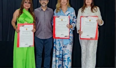 Las tres mujeres exaltadas con el rector de la Universidad. 