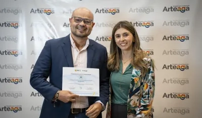 Fernando Morón y la subdirectora de Sostenibilidad de Arteaga Latam, Laura Sandoval Machado.