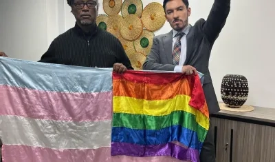 El saliente Ministro de Igualdad, Carlos Rosero, y Juan Carlos Florián.