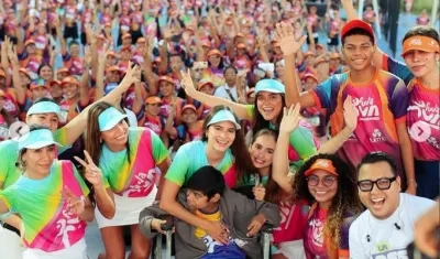 La directora de la Fundación Fulamic, Salwa Maloof Habib, y el joven Giovanny Hoyos (centro). 
