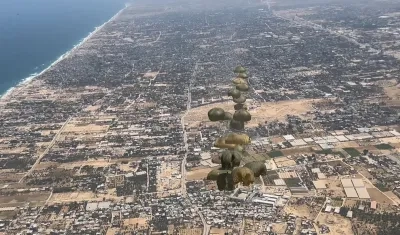 Doce toneladas de alimentos proporcionados por la Agencia Española de Cooperación Internacional para el Desarrollo (Aecid) son lanzados sobre Gaza.