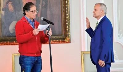 Gustavo Petro posesionando a Carlos Ramón González