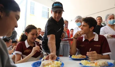 Alcalde Alejandro Char en la entrega del nuevo comedor escolar.