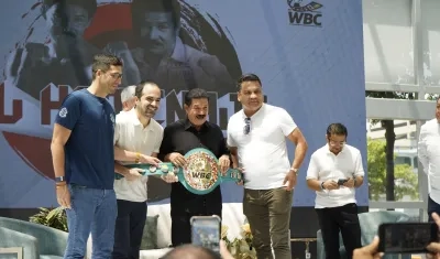 'Happy' Lora y Raúl 'Jíbaro' Pérez, tercero y cuarto de izquierda a derecha.