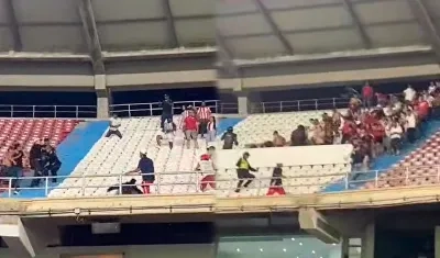 Imágenes de la pelea entre las barras.