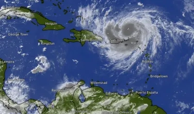 El ojo del huracán se encuentra al norte de San Juan, capital de Puerto Rico.