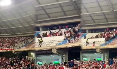 Imagen de la pelea entre los hinchas de Junior y Bucaramanga.